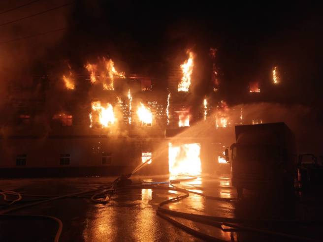 现场为独栋泡棉工厂，三楼陷入火海后开始进入全面燃烧，火势截至今中午12时仍未完全扑灭。（图 / 刘咏韵翻摄）