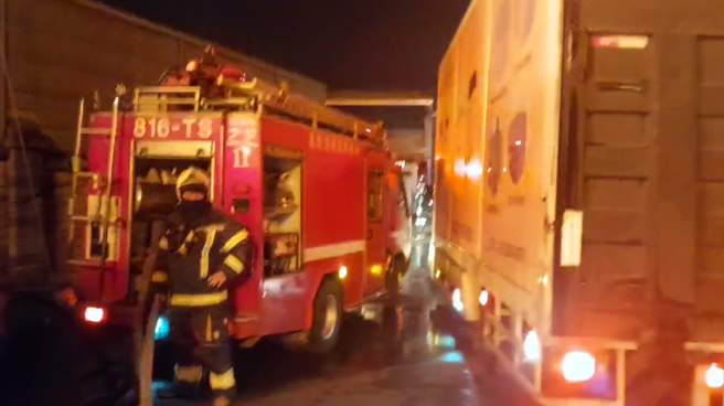 新北市消防局昨天获报后赶抵灌救。（图 / 刘咏韵翻摄）