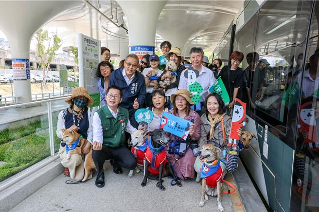 「和愛犬一起搭輕軌看展」不再是夢想！高雄市動物保護處今（19）日上午和高雄捷運公司、高雄市政府捷運工程局與內惟藝術中心共同舉辦「好伴車車～狗狗藝文輕旅行」，首度開放輕軌車廂讓20組毛孩家庭搭乘。（高雄市動保處提供／林雅惠傳真）