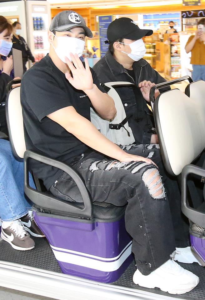 白虎不时向媒体挥手。（范扬光摄）