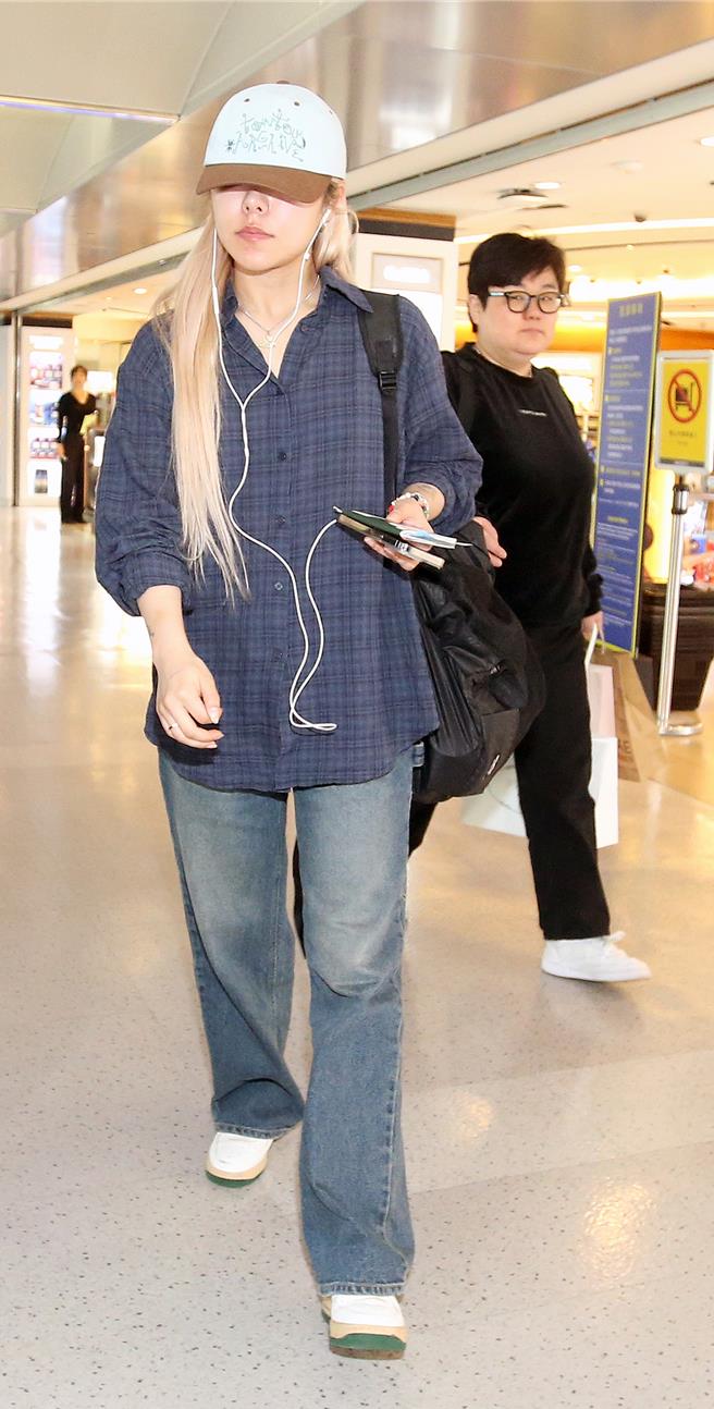 辉人压低帽沿、不发一语。（范扬光摄）