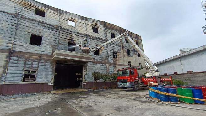 新北市淡水区一处违建泡棉工厂惊传火警事故，截至今天中午12时许，火势仍未完全扑灭。（图 / 刘咏韵翻摄）