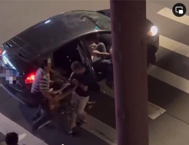 4名男子毆打鄭姓男子並擄上車帶走談判。（摘自觀音草漯大小事臉書）