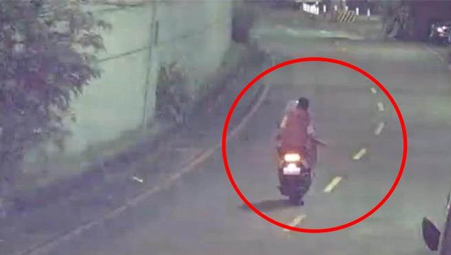 许姓男子18日凌晨，骑机车载人未戴安全帽，且机车发出噪音，行经汐止福德一路时，拒绝警员拦查，反而加速逃逸。（汐止警分局提供）