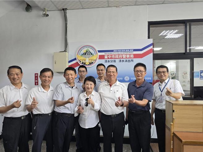 台中市长卢秀燕（中）19日上午亲自到清水警分局慰问第一线员警，大家抢着要与市长合照。（清水警分局提供／张妍溱台中传真）