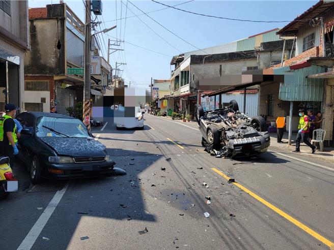 屏東縣新園鄉兩台小自客發生擦撞，一輛翻覆四輪朝天。（警方提供／羅琦文屏東傳真）