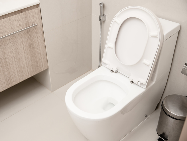 大陸上海近日出現一間「馬桶房」，房間格局非常奇葩，床鋪前面就是馬桶。（示意圖：Shutterstock／達志）