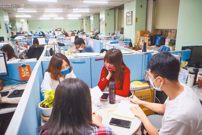 一位女公务员感嘆工作不轻松、没成就感，不知道能够撑几年，不少过来人点出公职是第一份工作，有这种想法很正常。（示意图／资料照）