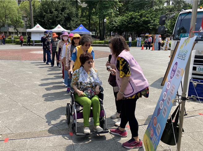 永和区公所今（19）日下午2点在永和仁爱公园举行灾害防救演练，模拟地震发生时抢救应变措施。（永和区公所提供）