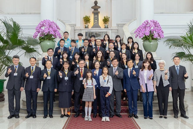 第19届IIP全体获奖人晋见总统并合影。（总统府提供）