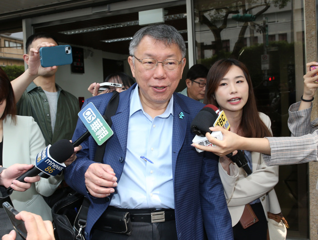 民眾党主席柯文哲（中）19日前往立法院出席党团晨会。（姚志平摄）