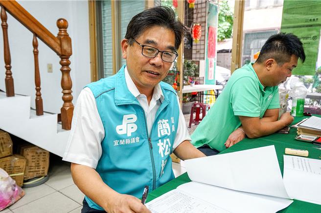宜蘭縣議員簡松樹今天下午前往民進黨宜蘭縣黨部登記參選主委。（李忠一攝）