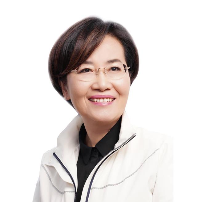 前市议员黄傅淑香领表登记参选民进党桃园市党部主委。（取自脸书）