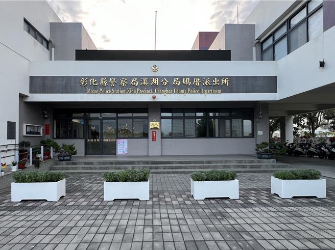 溪湖警分局媽厝派出所因門口腹地較大，設置4座水泥花台防撞。（警方提供／孫英哲彰化傳真）