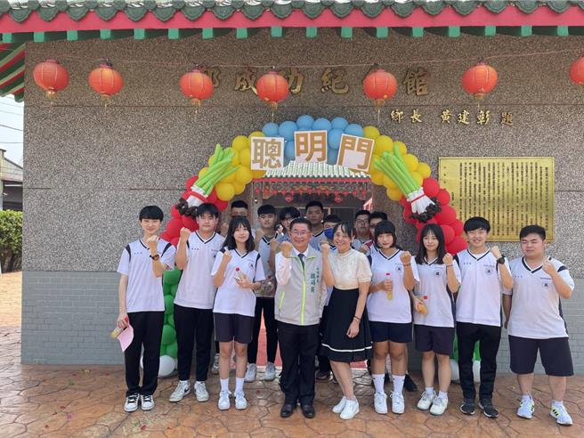 永靖乡公所在郑成功纪念馆举办考生祈福活动，乡长魏硕卫带领考生一起走过聪明门，祈求考试能无往不利。（永靖乡公所提供／叶静美彰化传真）
