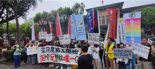 台灣國際勞工協會19日赴立法院前呼籲，要求勞動部藉由本次新簽訂MOU的機會，執行民間訴求已久的「政府對政府直接引進」（ G to G）政策，遏止至今不斷發生的仲介亂象。（林良齊攝）