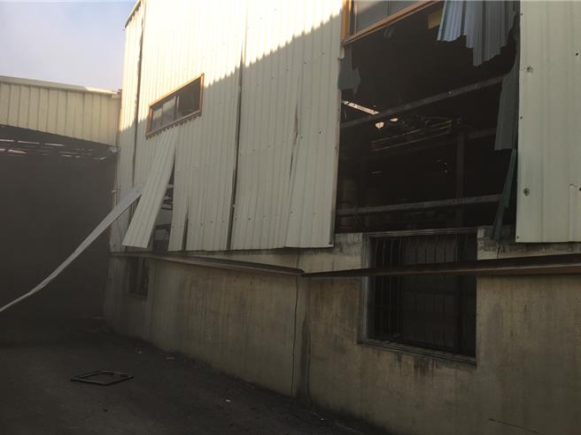 高雄市弥陀区文安北路今天下午传出一起工安事故，现场疑似油料静电集尘箱音爆，造成邻接工厂3名外籍员工疑似爆炸音波受伤，均意识清楚轻伤。（高雄市警消提供／林雅惠传真）