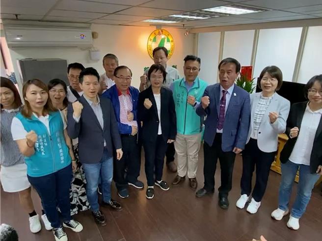 民进党彰化县党部主委杨富钧（右四）19日在立委黄秀芳（右二）及陈素月（右五）陪同下，完成参选登记。（杨富钧提供／孙英哲彰化传真）