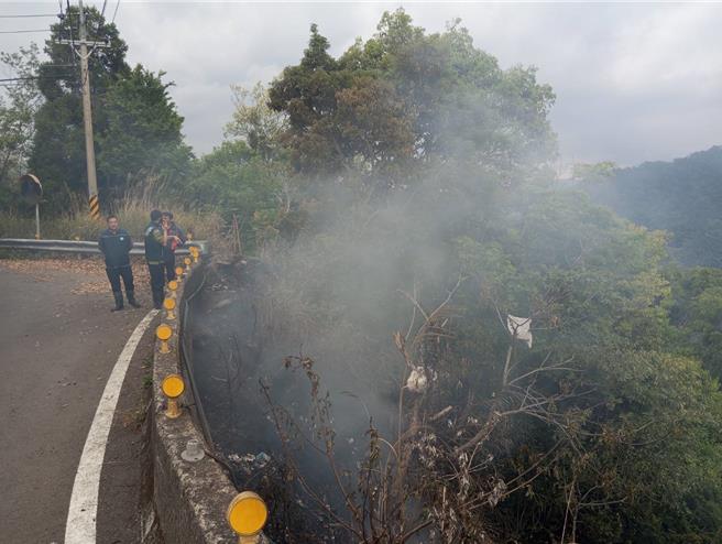 泰崗竹60線40K＋200M被民眾發現有人將監視器遮蔽後燒垃圾，目前尖石鄉公所已報警處理。（民眾提供／邱立雅竹縣傳真）