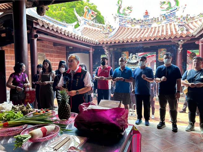 致用高中校長鄒紹騰（前）擔任主祭，全體師生虔心祈求，盼能為應屆畢業生祈福，參加各項考試皆能順利追分成功、金榜題名。（致用高中提供／張妍溱台中傳真）