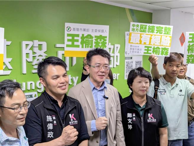 基隆市民进党党部主委选举由内政部长林右昌派出子弟兵王榆森（左三），前立委蔡适应派出办公室主任林明智角逐，由于林右昌及蔡适应派系同属正国会系统，外界解读是「代理人内战」。（张志康摄）