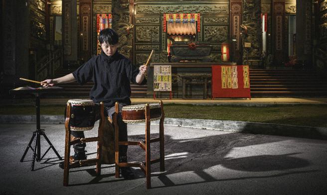 游走式的声音剧场，观眾跟着艺术家薛咏之穿梭在剧场的各角落，每个场景（图片来源：不二击声音制造所 摄影:吴柏源）