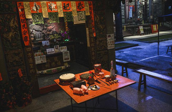 艺术家薛咏之用各种非典型击乐物件，带给观眾耳目一新的声音剧场（图片来源：不二击声音制造所 摄影:吴柏源）