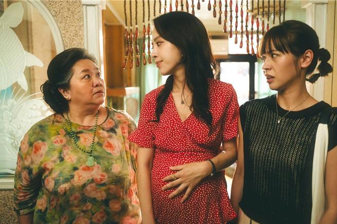 黃姵嘉（右起）受到打擊，勇兔、鍾欣凌不捨，傳訊關心她。（齊石提供）