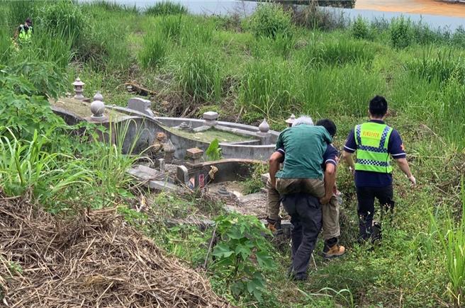 78歲陳姓男子帶妻子回竹山掃墓，他要妻子先走，自己疑似中暑倒臥墓園失蹤，他被尋獲時體溫高達40度，有熱衰竭情形。（南投縣消防局提供／楊靜茹南投傳真）