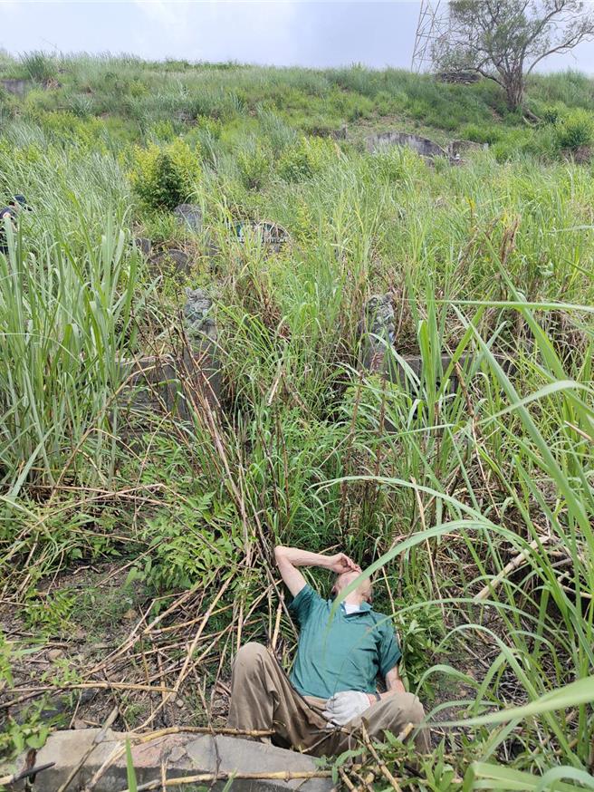 消防員利用無人機展開地毯式搜尋，發現倒臥草地的陳男，因綠色上衣、土色褲子已與環境融為一體。（南投縣消防局提供／楊靜茹南投傳真）