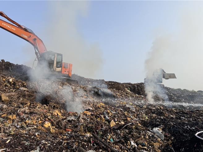 新丰掩埋场接二连三起火，19日已是4月起来第3度发生火警。（竹县消防局提供／邱立雅竹县传真）