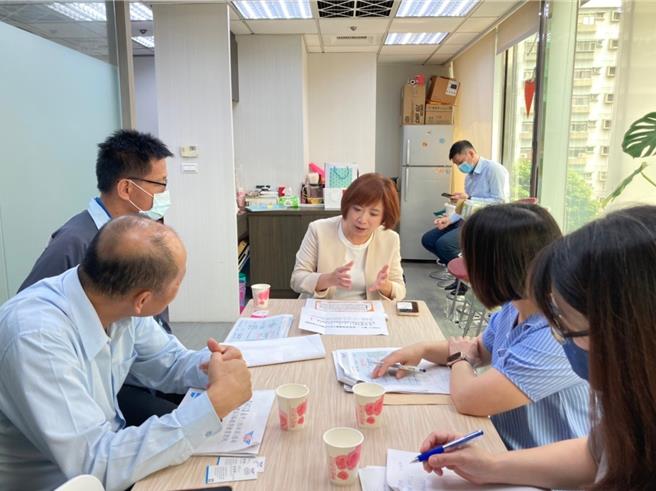 疫後客運業者爆出缺工潮，往返台中與南投杉林溪的6871線客運不敵人力荒，原訂今年5月停駛。經立委何欣純與相關單位協調，新路線上路前，由台中客運承接6871線持續提供服務，每天去、回程共4班。 （立委何欣純提供／潘虹恩台中傳真）