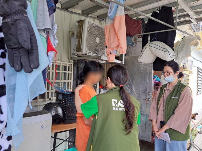 芥菜种会在灾后家庭照顾及復原的努力上，包括家户访视关怀、发放慰问金、设置安置避难所、家庭修缮、募集家电及心灵修復等，同时扩大「以工代赈」模式。（芥菜种会提供／林良齐台北传真）