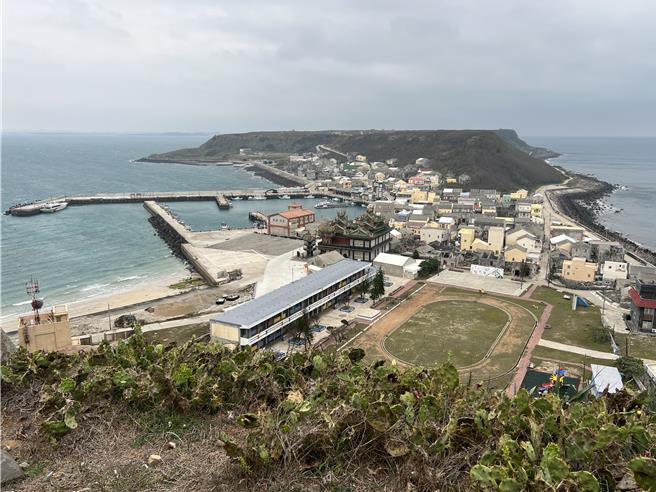 少子化衝击，澎湖下学年度裁併两国中小。图为因招不到学生的虎井国小校舍将调整为马公国小分班，一旦有学生再恢復招生。（许逸民摄）