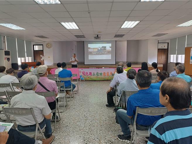 二社田社区大学发起「田中文化资产盘点与未来展望」研讨会，社大老师张锡池针对为何需保存这些文化资产提出说明，并提出5项建议方案，用以保存田中地区珍贵的文化资产。（叶静美摄）