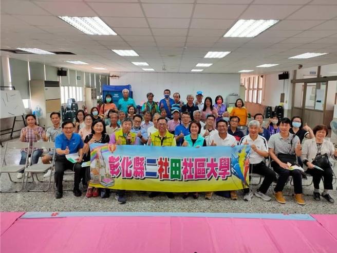 田中举办文化资产盘点与未来展望研讨会，镇长萧淑芬（前排右5）对此乐观其成，并表示田中有非常丰富人文艺术等文化资产，未来要将盘点出来的各项珍贵文化资产，融入在地小旅行中。（公所提供／叶静美彰化传真）