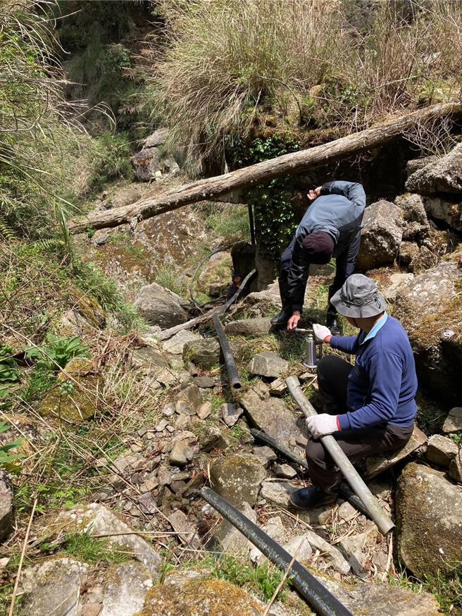 玉山国家公园塔塔加地区访客络绎不绝，加上山区连日未下雨，导致储水池快见底，玉管处派员寻觅其他水源挹注。（玉山国家公园提供／杨静茹南投传真）