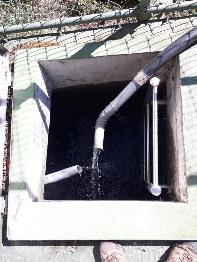 与山塔塔加地区水情告急，玉管处派员找寻额外水源并接管挹注，也呼吁游客节约用水珍惜水资源。（玉山国家公园提供／杨静茹南投传真）