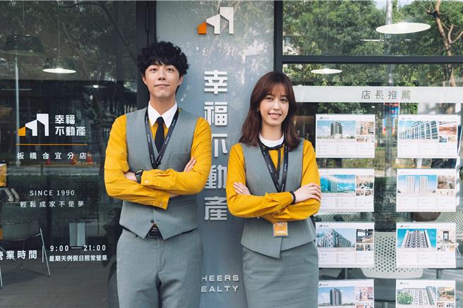 陈庭妮（右）、蔡凡熙首度搭檔扮演凶宅房仲。（逆光电影股份有限公司提供）