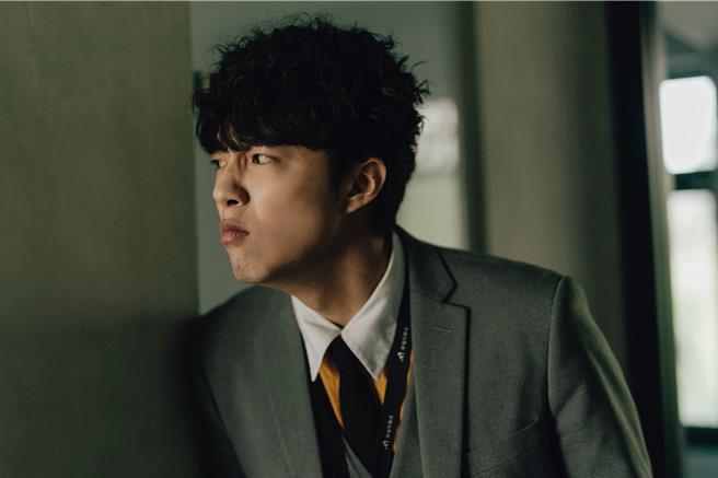 蔡凡熙饰演「能够通灵、闻得到鬼」的呆萌少年。（逆光电影股份有限公司提供）