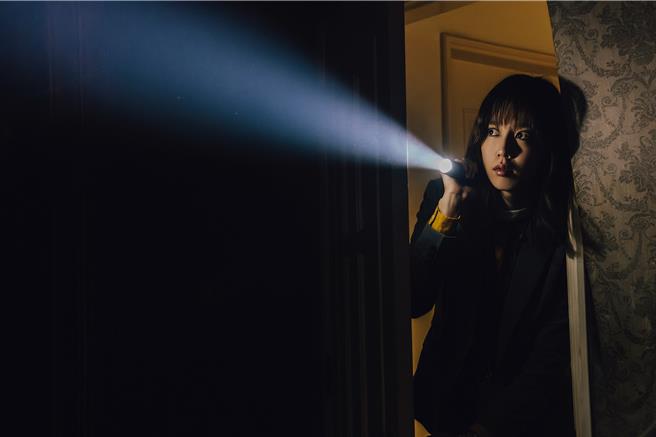 陈庭妮戏里勇闯五花八门的凶宅。（逆光电影股份有限公司提供）