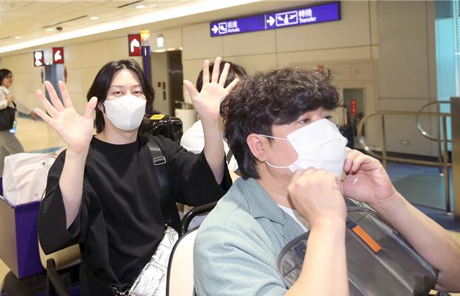 希澈暌违5年再来台，对着镜头开心挥手。（范扬光摄）