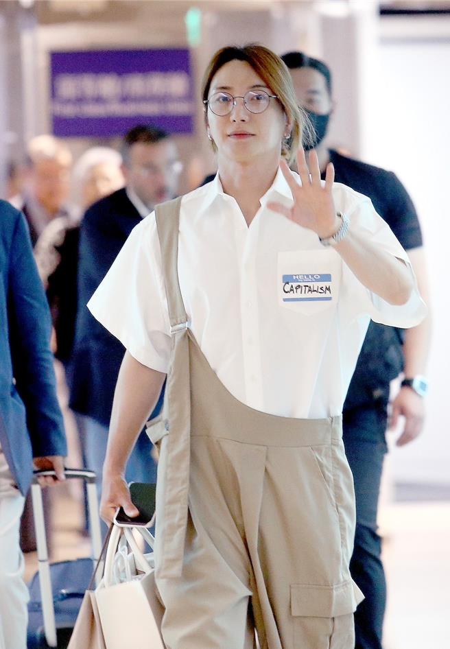 利特一下机就开心对着守候的媒体打招呼。（范扬光摄）