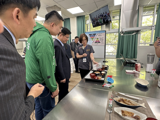 结合高医体系医疗资源，为长者进行全面的口腔筛检及吞咽功能评估，提升跨县市在职人员专业能力，扩大区域人才培育中心功能。(照片/教育部提供)