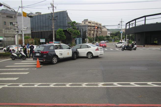 陳嫌遇警方追捕，竟不停車並與警方巡邏車發生擦撞，最後遭警方將車逼停並逮人。（清水警分局提供／張妍溱台中傳真）