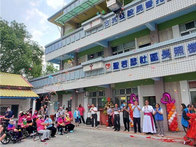 圣若瑟社区长照机构19日在教区主教浦英雄及多名神父主持祝福礼后揭牌启用，失智据点的老人家表演打击乐及拉礼炮，一同欢喜庆祝。（周丽兰摄）