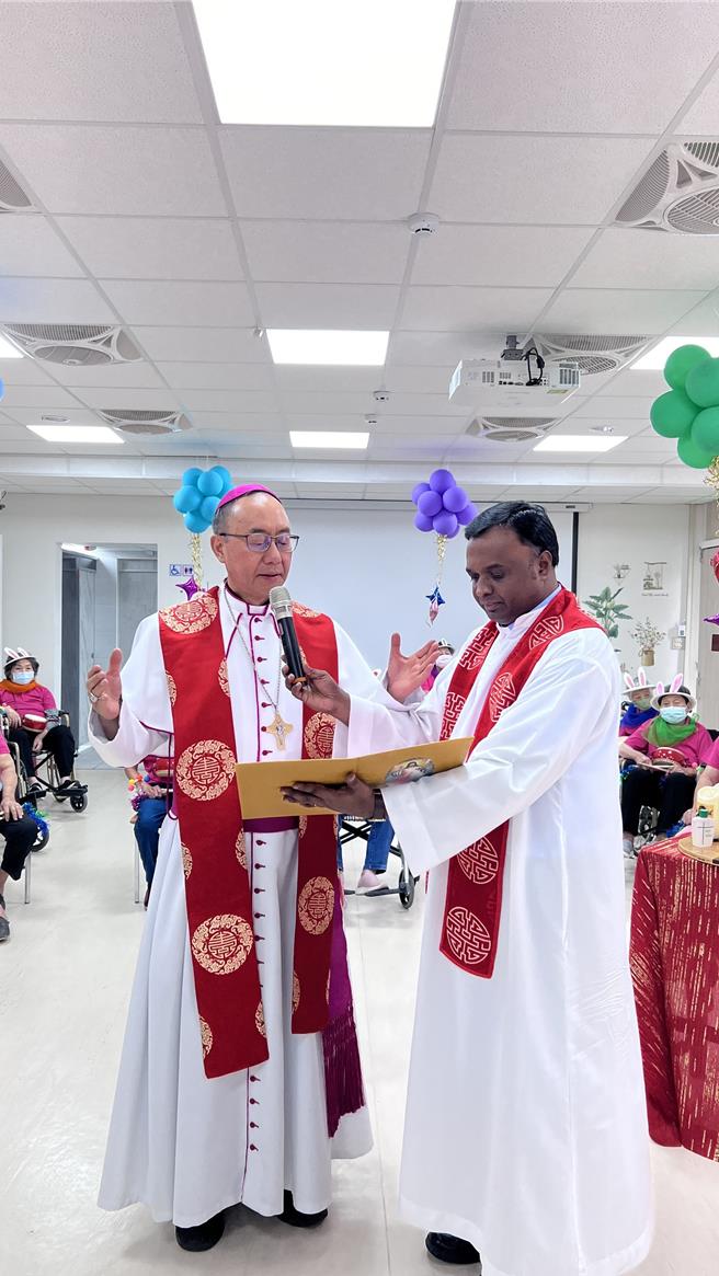 圣若瑟社区长照机构19日在教区主教浦英雄及多名神父主持祝福礼、钉挂十字架后揭牌启用。（若瑟基金会提供）