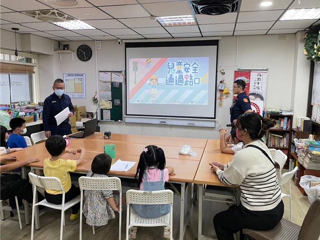 八德警分局關懷轄內弱勢學童，利用學童參加課後輔導班時間，為小朋友們進行治安、交通安全宣導。（八德分局提供）