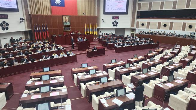 台北市议会今(19)日下午进行交通部门质询，民进党市议员林延凤指出，台北捷运公司辖下的「儿童新乐园」美食街不仅有食物品质不佳的问题，多间店家更有卫生缺失，痛批北捷声称的「自主检查」打假球。(黄敬文摄)