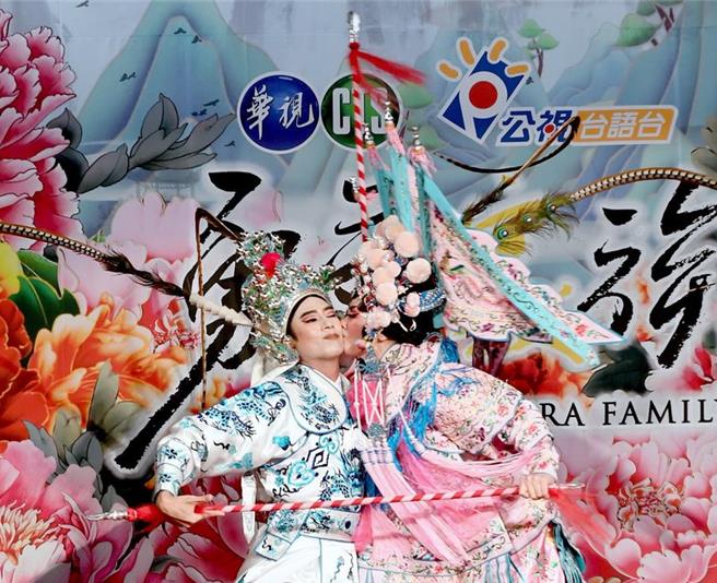 陈亚兰（右）偷吻庄凯勛。（华视提供）